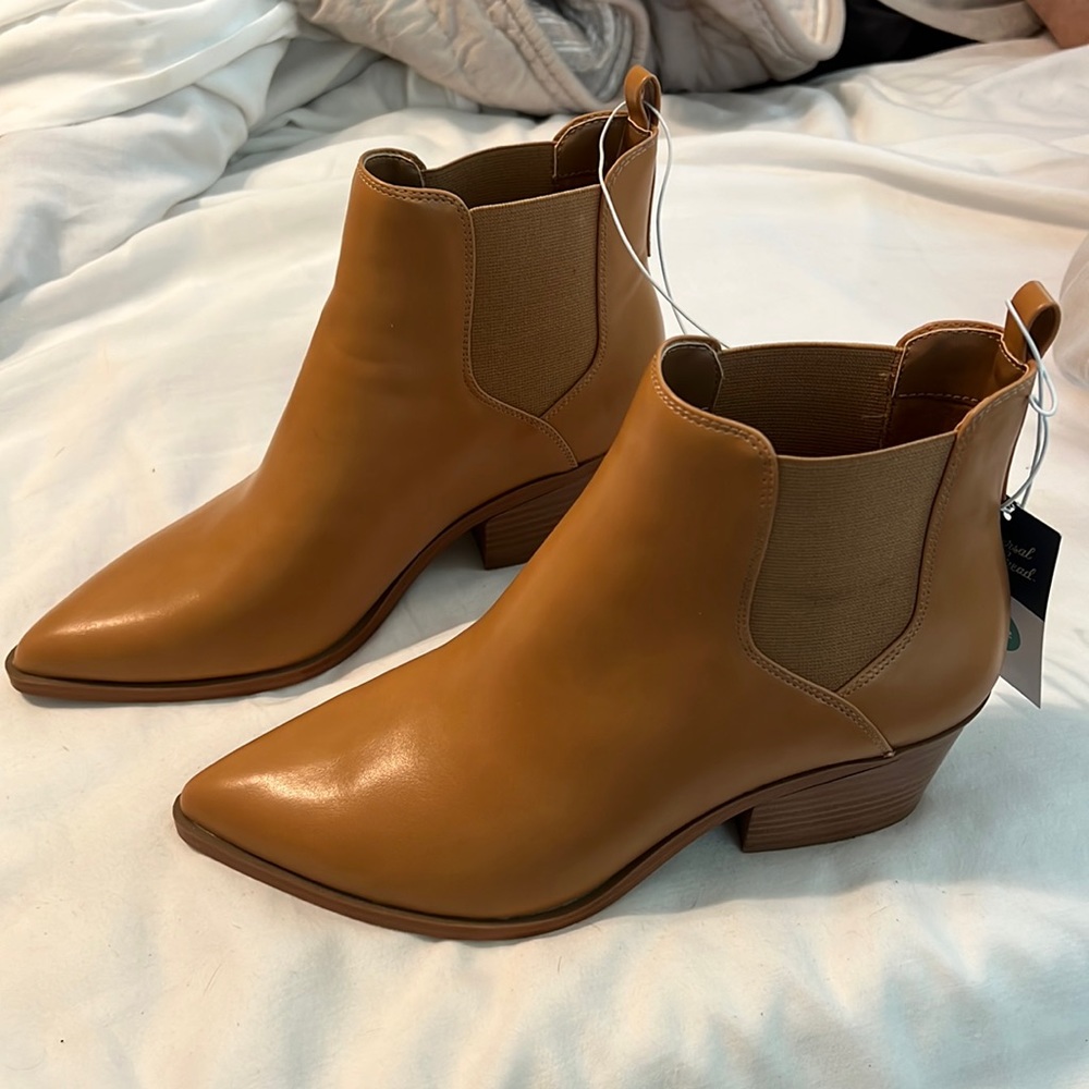 Universal Thread tan booties